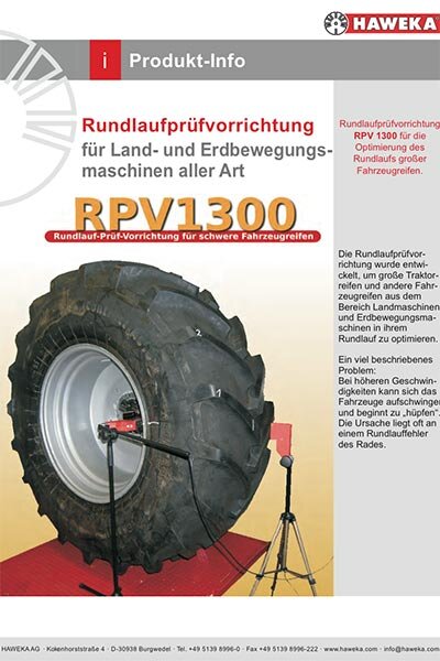 Das Bild zeigt ein Haweka Rundlaufmessgerät mit rotem Halterahmen, mechanischer Messuhr und eingespanntem Rad, aufgebaut auf einem Werkstattboden.