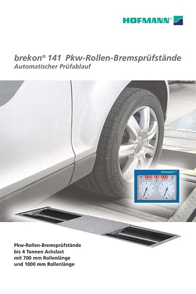 Das Bild zeigt einen HOFMANN-Bremsenprüfstand mit zwei Metallschächten im Boden, einer Anzeigeeinheit mit Digitalanzeige und einem Auto, das auf dem Prüfstand positioniert ist.