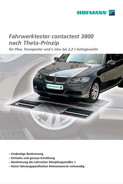 Das Bild zeigt einen HOFMANN-Fahrwerkstester mit zwei Plattformen im Boden und einem Auto, das darauf fährt, daneben eine digitale Anzeigeeinheit mit Bedienfeld.