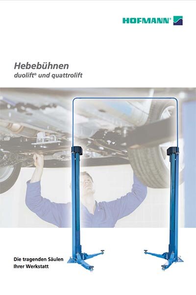 Das Bild zeigt eine HOFMANN-Werbeseite für Hebebühnen der Serien duolift und quattrolift mit zwei blauen Säulen im Vordergrund und einem Mechaniker, der unter einem angehobenen Auto arbeitet, im Hintergrund.
