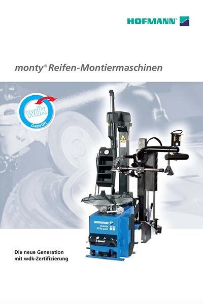 Das Bild zeigt eine blaue monty Reifen-Montiermaschine von HOFMANN mit mehreren Montagearmen und wdk-Zertifizierungslogo, vor einem technischen Hintergrund mit Reifenmotiv.