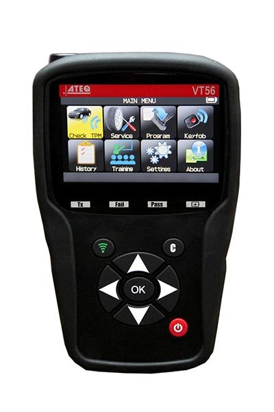 Das Bild zeigt ein schwarzes Diagnosegerät vom Typ ATEQ VT56 mit Farbdisplay und Navigationstasten, auf dem der Hauptmenübildschirm mit Icons für Reifendruckkontrolle, Service, Programmierung und Einstellungen zu sehen ist.