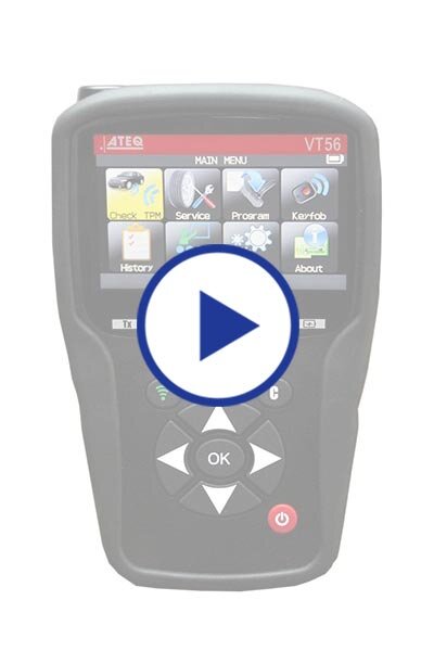 Das Bild zeigt ein ATEQ VT56 RDKS-Diagnosegerät mit Farbdisplay und Bedientasten, überlagert von einem blauen Play-Symbol, das auf ein Video zur Gerätebedienung hinweist.