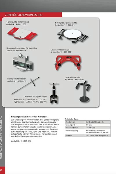 Das Bild zeigt diverses Zubehör für die Achsvermessung, darunter Spannsysteme, Adapter, Messköpfe und Transportkoffer, ordentlich angeordnet auf weißem Hintergrund.