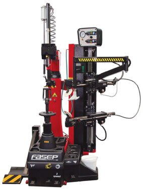 Das Bild zeigt eine Reifenmontiermaschine von FASEP mit vertikalem Hebearm, Bedieneinheit, Spannvorrichtung und Zusatzarmen f&uuml;r automatische Montage.