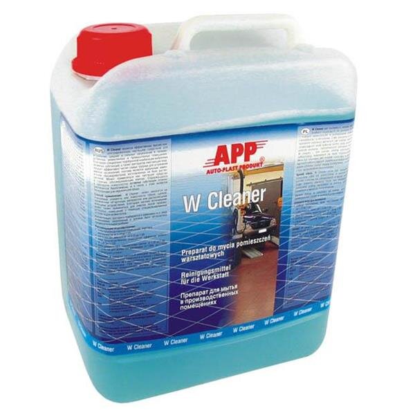 Ein großer, transparenter Kanister mit einem weißen Griff und einem roten Schraubverschluss ist zu sehen. Der Kanister ist mit einer blauen Flüssigkeit gefüllt. Auf der Vorderseite befindet sich ein Etikett mit der Aufschrift „APP AUTO-PLAST PRODUCT W Cleaner“. Darunter steht in mehreren Sprachen, unter anderem auf Deutsch: „Reinigungsmittel für die Werkstatt“. Das Etikett zeigt im Hintergrund eine Werkstattszene mit einem Auto und schachbrettartigem Bodenmuster.