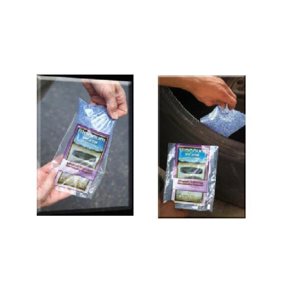 Das Bild zeigt zwei Fotos: Auf dem linken Foto hält eine Person ein durchsichtiges Plastikpäckchen mit einer blauen, netzartigen Substanz und einem Etikett mit Schrift und Bildern in der Hand. Auf dem rechten Foto wird dieses Päckchen von einer Hand in einen dunklen Behälter, vermutlich ein Aquarium oder Wasserbehälter, gelegt.