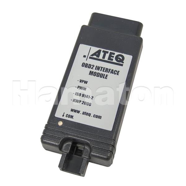 Das Bild zeigt ein rechteckiges schwarzes Gerät mit einem Aufkleber auf der Vorderseite. Auf dem Aufkleber steht „ATEQ OBD2 INTERFACE MODULE - VPW - PWM - ISO 9141-2 - KWP 2000 www.ateq.com“. Das Gerät hat an einem Ende einen OBD2-Stecker und am anderen Ende einen kleineren Anschluss.