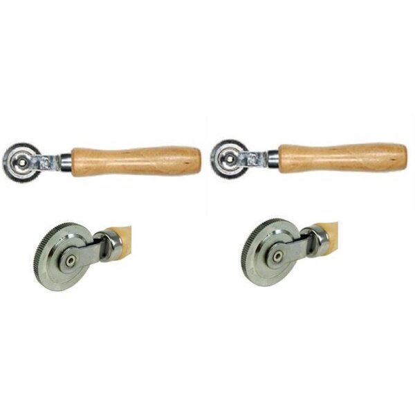 Auf dem Bild sind zwei identische Werkzeuge zu sehen, jeweils einmal von oben und einmal von der Seite. Das Werkzeug besteht aus einem hölzernen Griff und einem Metallrad mit Zähnen, das an einer Metallhalterung befestigt ist. Das Metallrad sieht aus wie ein Zahnrad und wird vermutlich zum Bearbeiten, Schneiden oder Prägen von Materialien verwendet.