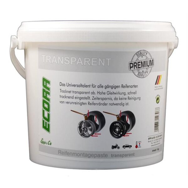 Auf dem Bild ist ein weißer Kunststoffeimer mit Henkel zu sehen, darauf befindet sich ein Etikett mit der Aufschrift „ECORA Reifenmontagepaste transparent“. Das Etikett ist überwiegend weiß und grau, der Schriftzug ECORA ist grün und steht senkrecht links. In der Mitte steht, dass das Produkt ein Universaltalent für alle gängigen Reifenarten ist, transparent abtrocknet, hohe Gleitwirkung hat, schnell trocknet und Zeit spart, da keine Reinigung der Felgen nötig ist. Es sind zwei Reifen mit Felgen und einem Pinsel abgebildet. Oben rechts ist ein graues Siegel mit „PREMIUM QUALITY“. Unten ist als Anwendungsbeispiel ein Motorrad, ein Auto und ein LKW skizziert.