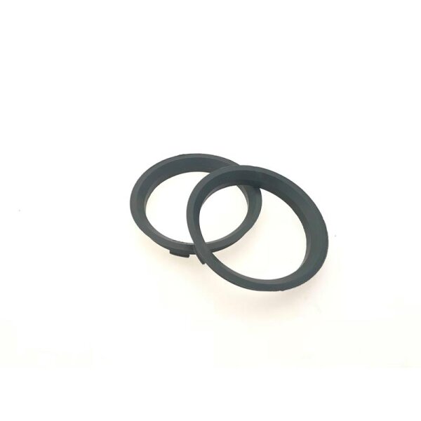 Das Bild zeigt zwei schwarze, runde Ringe aus Kunststoff, die sich im unteren Bereich teilweise überlappen, vor einem weißen, neutralen Hintergrund.