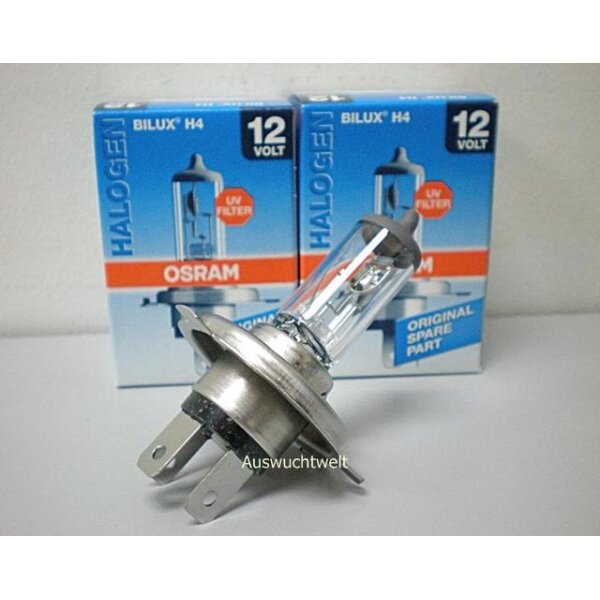 Auf dem Bild ist eine Halogen-Autolampe des Typs H4 mit Metallfassung im Vordergrund zu sehen. Im Hintergrund stehen zwei blaue Verpackungen mit der Aufschrift OSRAM Bilux H4 12 Volt Halogen UV-Filter Original Spare Part.
