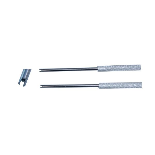 Das Bild zeigt zwei identische Metallwerkzeuge mit geriffeltem Griff. Beide Werkzeuge sind lang und dünn, mit einem Griff, der etwa ein Drittel der Gesamtlänge einnimmt. Die Spitze der Werkzeuge ist schlitzförmig und flach, mit zwei kleinen Zähnen an den Enden, sodass sie wie eine sehr dünne Gabel oder ein gespreizter Schlitz aussehen. Im linken Bereich des Bildes ist eine vergrößerte Nahaufnahme der Spitze zu sehen, die deutlich den offenen, U-förmigen Schlitz zeigt. Das Bild ist auf weißem Hintergrund aufgenommen.