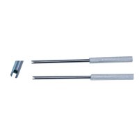 Das Bild zeigt zwei identische Metallwerkzeuge mit...