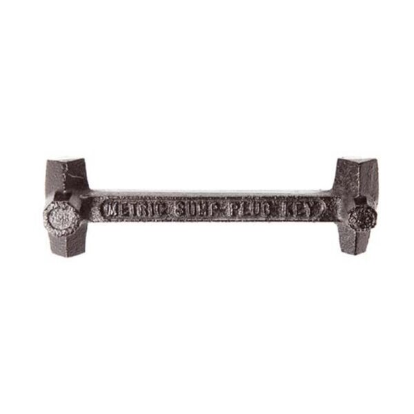 Das Bild zeigt einen metallischen, länglichen Schlüssel mit quadratischen Enden, wie er oft für Ölablassschrauben verwendet wird. In der Mitte ist in erhabenen Buchstaben der Text METRIC SUMP PLUG KEY zu erkennen.