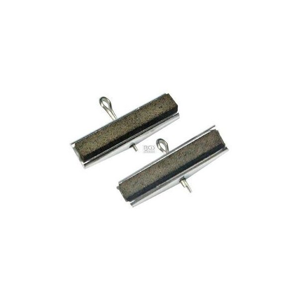 Das Bild zeigt zwei rechteckige Gegenstände, die nebeneinander liegen. Beide Objekte bestehen aus einem silberfarbenen Metallrahmen, in den jeweils ein brauner, sandpapierartiger Streifen eingelassen ist. An der Oberseite jedes Rahmens ist eine kleine Öse beziehungsweise ein gebogener Metallhenkel angebracht. Unten befindet sich ein kleiner, gerader Stift oder Bolzen, der hervorsteht. Die Gegenstände sind identisch und befinden sich auf weißem Hintergrund. Bei diesen Objekten handelt es sich vermutlich um Ersatz-Schleifsteine oder Schleifkörper für einen Glasrohrschneider oder ein ähnliches Werkzeug.