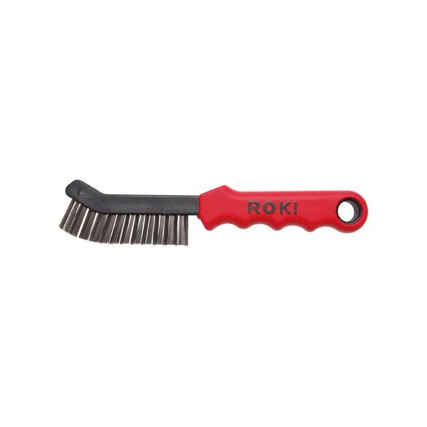 Das Bild zeigt eine Drahtbürste mit einem roten, ergonomisch geformten Griff, auf dem in schwarzen Buchstaben das Wort „ROKI“ steht; der Bürstenkopf ist schwarz und die Borsten sind aus Metall, außerdem hat der Griff eine kleine runde Öffnung am Ende.