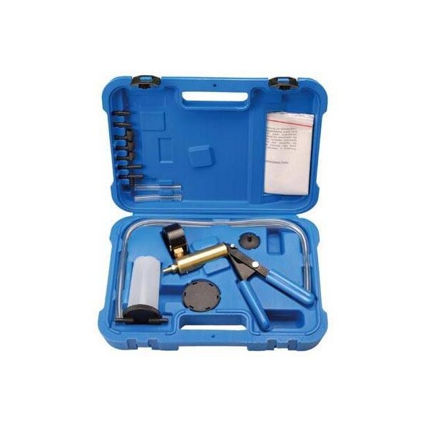 Das Bild zeigt einen geöffneten blauen Kunststoffkoffer mit verschiedenen Werkzeugteilen darin. Im unteren Bereich befindet sich eine Handpumpe mit schwarzem Manometer und blauen Handgriffen sowie mehrere Schläuche und verschiedene Adapter. Im Deckel sind weitere Kleinteile und eine Tüte mit Papieren zu sehen.