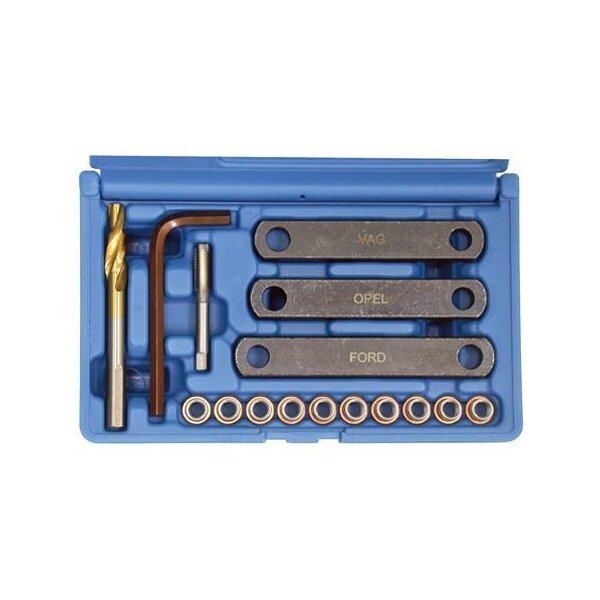 Das Bild zeigt einen geöffneten blauen Kunststoffkoffer mit verschiedenen Werkzeugen zur Reparatur von Zündkerzengewinden. Im Deckel befinden sich keine weiteren Werkzeuge oder Beschreibungen. Im unteren Teil des Koffers liegen ein goldfarbener Spiralbohrer, ein brauner Winkelsechskantschlüssel, ein länglicher Metallstift, drei längliche flache Metallstücke mit je zwei Löchern (beschriftet mit VAG, OPEL und FORD) sowie eine Reihe von elf kleinen Metallbuchsen nebeneinander. Alles ist ordentlich in der passenden Aussparung im Koffer einsortiert.