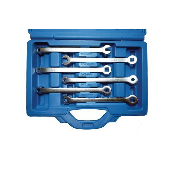 Das Bild zeigt einen blauen Kunststoffkoffer mit sechs Metallschlüsseln, die ordentlich nebeneinander eingelegt sind. Es handelt sich um Ringschlüssel mit jeweils einem offenen und einem geschlossenen Ende, wie sie für das Anziehen oder Lösen von Schrauben genutzt werden. Die Schlüssel sind unterschiedlich groß und liegen in dafür vorgesehenen Aussparungen im Koffer, sodass sie nicht verrutschen können. Der Koffer hat einen Griff in der Mitte unten, wodurch er leicht getragen werden kann.