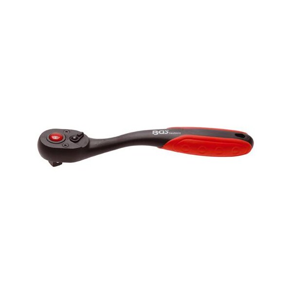 Das Bild zeigt eine Ratsche, ein Handwerkzeug, das häufig beim Festziehen oder Lösen von Schrauben und Muttern verwendet wird. Die Ratsche ist recht kompakt, hat einen schwarzen, leicht gebogenen Körper und einen ergonomischen Griff, der teils mit rotem, rutschfestem Material überzogen ist. Am vorderen, breiteren Ende der Ratsche befindet sich der Mechanismus zum Einsetzen von Stecknüssen. Direkt daneben ist ein runder roter Knopf, wahrscheinlich zum Lösen der eingesetzten Nuss, sowie ein kleiner Hebel zum Umschalten der Drehrichtung (Rechts- oder Linkslauf). Auf dem Griff ist die Marke BGS technic in weißer Schrift aufgedruckt.