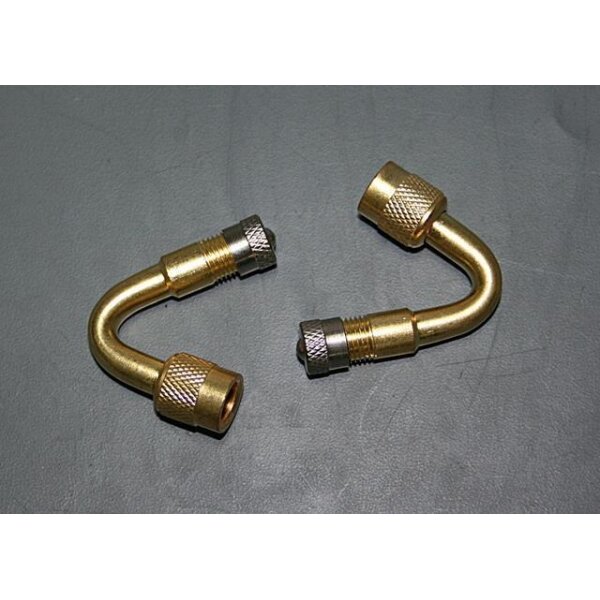 Auf dem Bild sind zwei metallene Ventilverlängerungen zu sehen. Sie bestehen jeweils aus einem gebogenen, goldfarbenen Metallrohr in Form eines Halbkreises oder U. An jedem Ende befindet sich ein gerändeltes Gewindestück, eines silbern, das andere goldfarben. Die Oberfläche, auf der sie liegen, ist matt und grau. Die Anordnung der beiden Ventilverlängerungen auf dem Bild ist so, dass die offenen Enden zueinander zeigen.