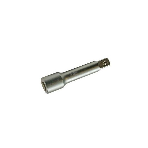 Das Bild zeigt eine Verlängerung für eine Ratsche (auch Steckschlüssel-Verlängerung genannt). Das Werkzeug ist aus silberfarbenem Metall gefertigt. Es handelt sich um einen zylindrischen Stab, der an einem Ende eine quadratische Aufnahme (Viereck-Öffnung) und am anderen Ende einen passenden Vierkant-Stift mit einer kleinen Kugelverriegelung hat. Das mittlere Stück ist leicht verdickt. Das Werkzeug dient dazu, die Reichweite von Steckschlüsseln zu verlängern, sodass Schrauben und Muttern auch an schwer zugänglichen Stellen gelöst oder festgezogen werden können.
