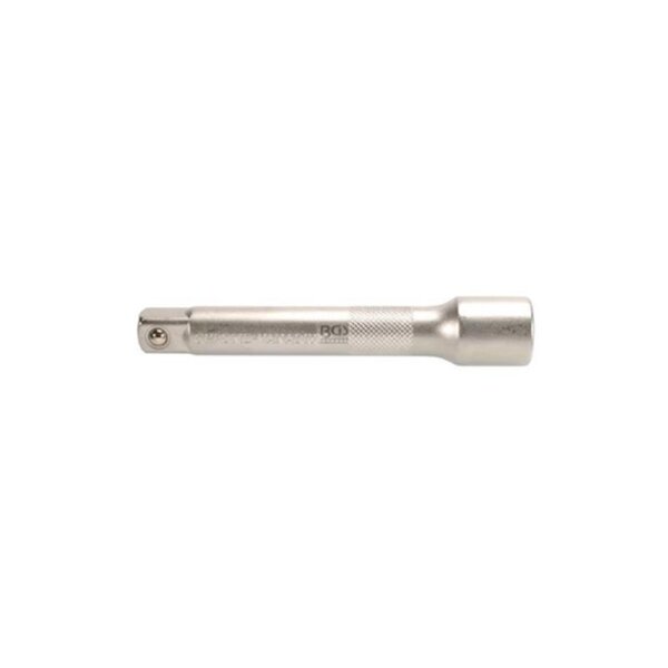 Das Bild zeigt eine silberfarbene Metallverlängerung, wie sie als Zubehör für Steckschlüsselwerkzeuge verwendet wird. Das Teil ist zylindrisch, etwa so dick wie ein Finger und auf einer Seite glatt, auf der anderen Seite befindet sich ein kleines Kugellager. Die Oberfläche ist zum Teil angeraut (gerändelt), um einen besseren Halt zu bieten. Das Werkzeug dient dazu, die Reichweite eines Steckschlüssels bei schwer zugänglichen Schrauben oder Muttern zu verlängern. Im mittleren Bereich steht „BGS Technic“, das ist der Markenname des Herstellers.