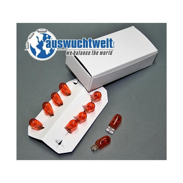 Das Bild zeigt eine offene weiße Pappschachtel, neben der zehn kleine orangefarbene Glühbirnen liegen, von denen acht in einer Kartonhalterung stecken und zwei lose daneben liegen. Oben links im Bild befindet sich ein blau-weißes Logo mit einer Weltkugel und dem Schriftzug „auswuchtwelt“ sowie dem Slogan „we balance the world“.