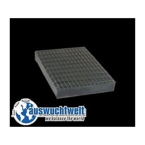 Das Bild zeigt ein quadratisches Gummipad mit einer rautenförmigen Rillenstruktur auf der Oberseite. Das Pad ist schwarz und hat eine relativ geringe Höhe. Unten links im Bild ist ein Logo mit einem blauen Globus und dem Text „auswuchtwelt“ sowie dem Slogan „we balance the world“ zu sehen. Das Gummipad dient wahrscheinlich als Vibrationsdämpfer oder als Komponente zum Auswuchten von Maschinen oder Fahrzeugteilen.