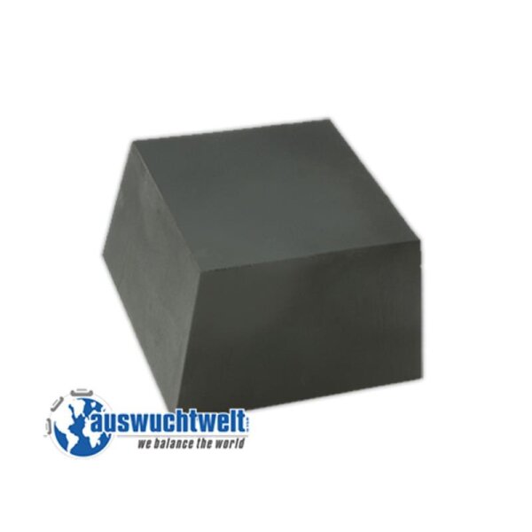 Das Bild zeigt einen grauen, prismatischen Körper mit einer trapezförmigen Grundfläche. Die Form ähnelt einem abgeschrägten Quader oder einem Keil mit rechteckiger Oberseite. Das Material wirkt fest und massiv, möglicherweise Metall oder Kunststoff. Unten links im Bild befindet sich ein Logo mit einem blauen Globus und dem Text „auswuchtwelt“ sowie dem Slogan „we balance the world“. Der Hintergrund ist weiß und neutral.