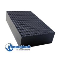 Das Bild zeigt ein rechteckiges, schwarzes Gummipad mit...