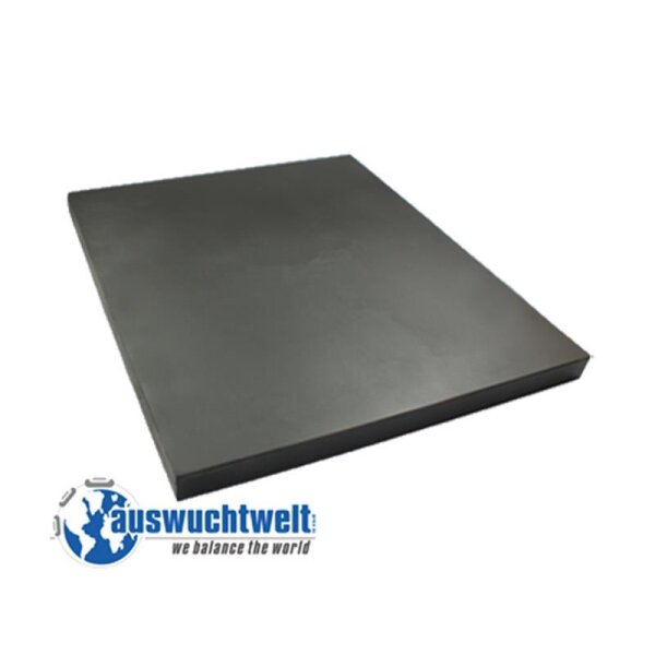 Das Bild zeigt eine quadratische, flache Platte mit glatter, schwarzer Oberfläche. Die Platte liegt leicht schräg so da, dass die obere Fläche gut sichtbar ist. Unten links im Bild befindet sich ein Logo mit einem stilisierten Globus in Blau und den Schriftzug „auswuchtwelt“ sowie darunter den Slogan „we balance the world“. Die Platte wirkt robust und hat keine auffälligen Merkmale wie Muster oder Vertiefungen.