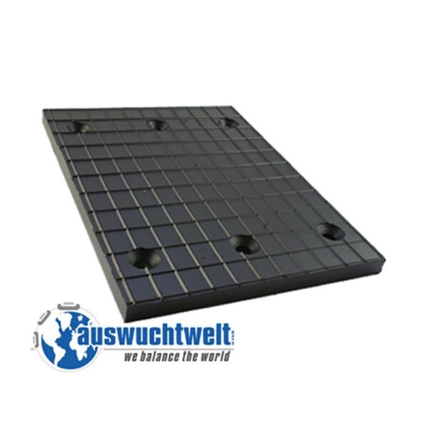 Das Bild zeigt eine quadratische schwarze Gummiplatte mit einer strukturierten Oberfläche, die in kleine Quadrate unterteilt ist. Auf der Platte sind fünf runde Vertiefungen oder Bohrlöcher zu sehen, die sich gleichmäßig verteilen. Unten links im Bild befindet sich ein Logo mit der stilisierten Weltkugel in Blau und Grau sowie dem Text „auswuchtwelt“ in Blau und darunter der Slogan „we balance the world“ in Grau. Die Gummiplatte scheint robust und möglicherweise als Unterlage oder Schutzmatte konzipiert zu sein.