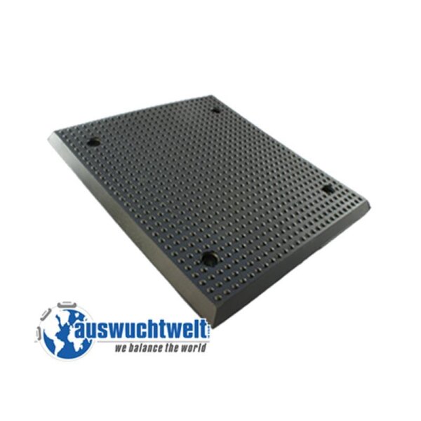 Das Bild zeigt eine schwarze rechteckige Gummimatte mit vielen kleinen Noppen auf der Oberfläche. Die Matte hat vier Löcher, je eines in jeder Ecke, vermutlich zum Befestigen. In der linken unteren Bildecke befindet sich ein Logo mit der Darstellung einer stilisierten Weltkugel und dem Schriftzug „auswuchtwelt“ sowie dem darunter stehenden Text „we balance the world“. Die Matte scheint robust zu sein und wird wahrscheinlich als Anti-Rutsch- oder Vibrationsdämpfungsunterlage verwendet. Der Hintergrund ist weiß.