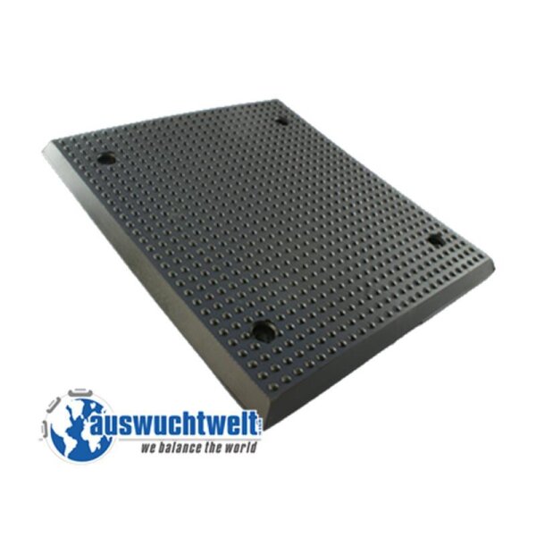 Das Bild zeigt eine rechteckige, schwarze Kunststoffplatte mit vielen kleinen, gleichmäßig angeordneten runden Erhebungen auf der Oberfläche. Die Platte hat an den Ecken und in der Nähe der Mitte kleine Löcher oder Vertiefungen, vermutlich zum Befestigen oder Verschrauben. Unten links im Bild ist ein Logo mit der Aufschrift auswuchtwelt und dem Slogan we balance the world zu sehen. Das Logo zeigt eine stilisierte Erdkugel mit Zahnrädern. Die Platte scheint ein Werkzeug oder Bauteil zu sein, möglicherweise für den Einsatz in industriellen oder technischen Anwendungen.