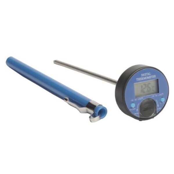 Das Bild zeigt ein digitales Thermometer mit einer langen Metallsonde und einem runden Messgerät mit Display. Das Gehäuse des Thermometers ist blau, die Sonde ist silbern und besteht aus Metall. Daneben liegt eine blaue Schutzhülle für die Sonde, die teilweise geöffnet ist. Auf dem Display des Thermometers ist eine Temperatur angezeigt, die Tonwerte sind wegen der Bildqualität aber nur verschwommen erkennbar. Das Thermometer wird verwendet, um Temperaturen präzise zu messen, zum Beispiel beim Kochen oder in technischen Anwendungen.