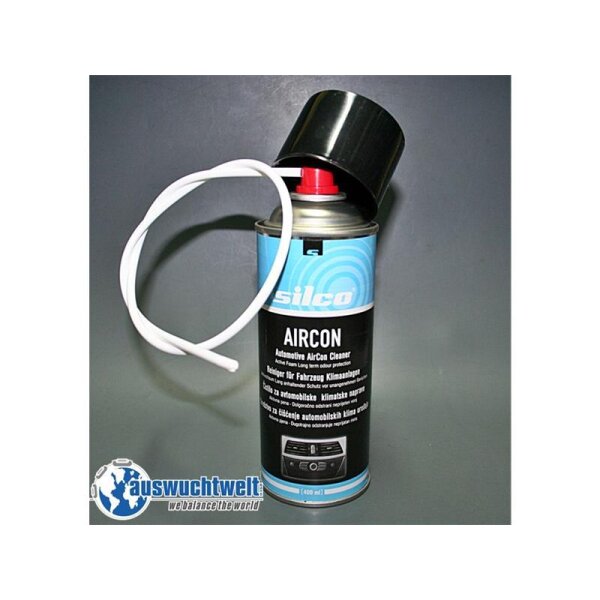 Das Bild zeigt eine Spraydose des Produkts silco 4590 Automotive AirCon Cleaner. Die Dose ist hauptsächlich schwarz mit einem blauen oberen Bereich und weißen Schriftzügen. Auf der Dose steht, dass es ein Reinigungsmittel für die Klimaanlage im Auto ist, das eine aktive Schaumpolsterung für langanhaltenden Schutz bietet. Vor der Dose liegt ein dünner, weißer, flexibler Schlauch, vermutlich als Aufsatz für die Spraydose gedacht. Die Dose hat einen schwarzen Deckel. Das Bild ist vor einem weißen Hintergrund fotografiert.