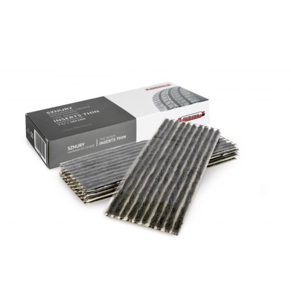 Das Bild zeigt eine Packung mit Reifenreparatur-Einsätzen. Auf der Verpackung steht in mehreren Sprachen: SZNURY NAPRAWCZE CIENKIE und TIRE REPAIR INSERTS THIN 7/8 / 22 MM. Vor der Verpackung sind mehrere dünne, längliche Reparatureinsätze mit einer strukturierten, gekerbten Oberfläche sichtbar. Die Farben sind überwiegend schwarz, grau und weiß.
