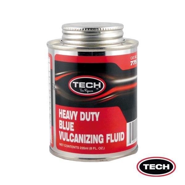 Auf dem Bild ist eine silberne Metalldose mit Schraubdeckel zu sehen, auf deren vorderem Etikett in rot, schwarz und weiß das Logo TECH Tire Repairs steht und die Aufschrift HEAVY DUTY BLUE VULCANIZING FLUID, NET CONTENTS 235 ml (8 FL. OZ.) sowie ein Barcode zu lesen ist.