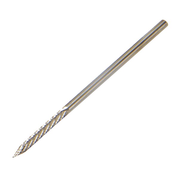 Das Bild zeigt einen langen, schmalen Metallbohrer mit einer Spitze und spiralförmigen Schneidkanten, wie er zum Fräsen oder Bohren in Materialien verwendet wird.