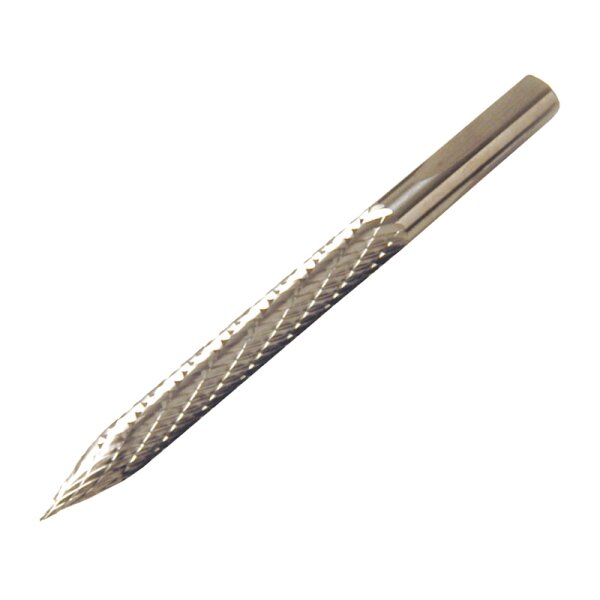 Auf dem Bild ist ein silberner, zylindrischer Metallstift mit einer spitzen, schräg zulaufenden Spitze zu sehen, dessen Oberfläche ein Rautenmuster aufweist; es handelt sich um einen Flachmeißel oder eine Reißnadel, wie sie im Handwerk oder in der Metallbearbeitung verwendet wird.
