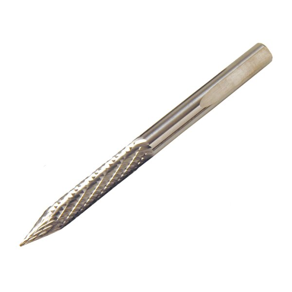 Das Bild zeigt einen zylindrischen, silberfarbenen Frässtift aus Metall mit einer langen, spitz zulaufenden Schneide, deren Oberfläche mit schräg verlaufenden Rillen oder Schneiden versehen ist.