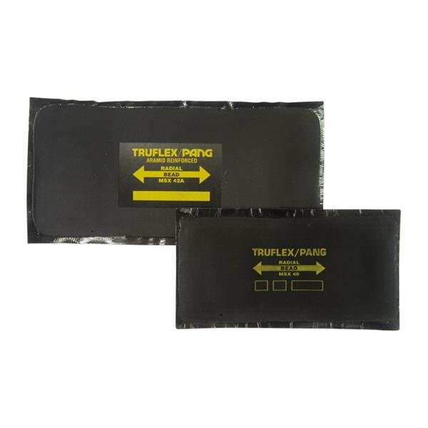 Das Bild zeigt zwei rechteckige, schwarze Gummipatches unterschiedlicher Größe. Beide haben in der Mitte einen gelben Aufdruck mit dem Markennamen TRUFLEX/PANG und weiteren technischen Angaben in englischer Sprache. Die Ränder der Patches sind leicht glänzend, vermutlich aufgrund einer Folie oder Beschichtung. Die Patches liegen flach auf einer weißen Oberfläche, wobei das kleinere im Vordergrund teilweise das größere im Hintergrund überlappt.