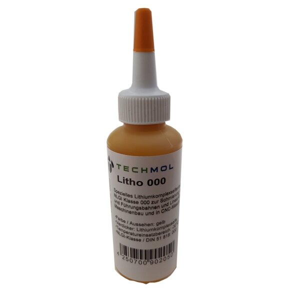 Das Bild zeigt eine kleine Kunststoff-Flasche mit einem spitzen, orangefarbenen Aufsatz und weißem Deckel. Das Etikett der Flasche trägt die Aufschrift „TECHMOL Litho 000“. Darunter steht: „Spezielles Lithiumkomplexseifenfett NLGI Klasse 000 zur Schmierung von Gleit- und Führungsbahnen und Linearachsen im Maschinenbau und in CNC-Maschinen.“ Weitere Angaben auf dem Etikett sind: „Farbe / Aussehen: gelb, Verdicker: Lithiumkomplexseife, Temperatureinsatzbereich: -30 °C bis +120 °C, NLGI-Klasse / DIN 51 818: 000.“ Am unteren Rand befindet sich ein Barcode. Die Flasche enthält eine gelbe Substanz.