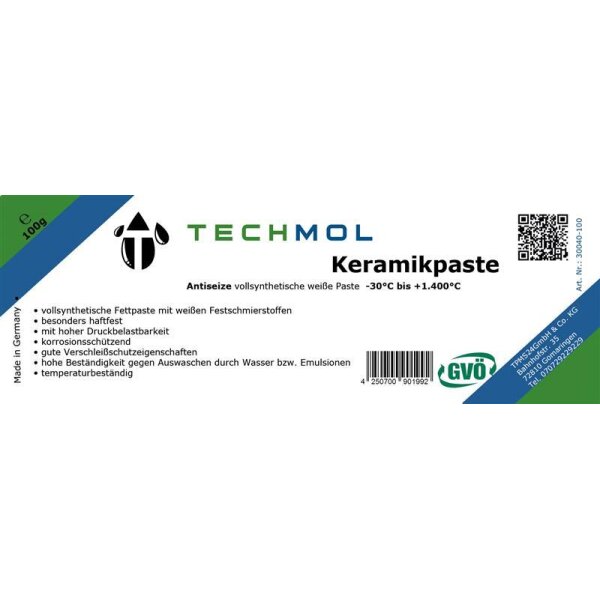 Auf dem Bild ist ein Etikett für ein Produkt namens TECHMOL Keramikpaste abgebildet. Es handelt sich um eine vollsynthetische weiße Paste mit der Eigenschaft Antiseize, geeignet für Temperaturen von -30°C bis +1.400°C. Die Paste ist vollsynthetisch mit weißen Festschmierstoffen, besonders haftfest, mit hoher Druckbelastbarkeit, korrosionsschützend, hat gute Verschleißschutzeigenschaften, ist hoch beständig gegen Auswaschen durch Wasser bzw. Emulsionen und temperaturbeständig. Das Produkt wiegt 100g, ist Made in Germany und enthält Kontaktinformationen zur Firma TMSY4 GmbH & Co. KG aus Baiersdorf, sowie einen Barcode, ein GVÖ-Logo und einen QR-Code.