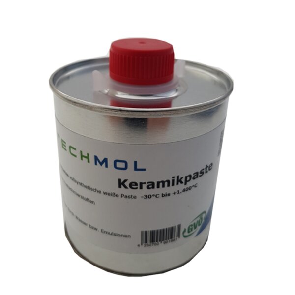 Eine silberne Metalldose mit einem weißen, rechteckigen Etikett und einem roten Schraubverschluss. Auf dem Etikett steht in großen Buchstaben „TECHMOL Keramikpaste“. Darunter steht: „vollsynthetische weiße Paste -30°C bis +1.400°C“. Auf dem Etikett befindet sich außerdem ein Barcode und ein grünes GVO-freies Siegel.
