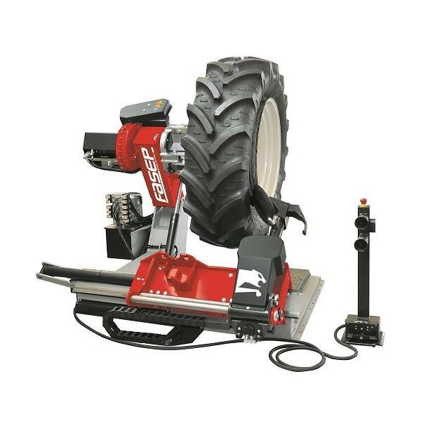 Das Bild zeigt eine große, rote Reifenmontiermaschine für Traktorreifen mit einem montierten, grobstolligen Traktorreifen. Die Maschine besteht aus einem stabilen Grundgestell, einem hydraulischen Arm, mehreren mechanischen Greifern und einem elektronischen Bedienpult mit Kabelsteuerung. Auf der Maschine ist deutlich das Logo und der Name Fasep zu sehen.