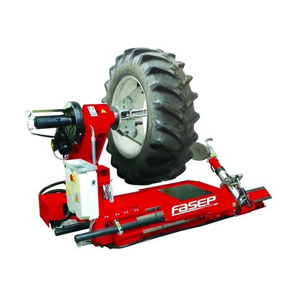 Das Bild zeigt eine große, rot-silberne Maschinenanlage zum Montieren oder Demontieren von großen Reifen, wie sie an einem Traktor verwendet werden. Die Maschine hält einen großen, grobstolligen Traktorreifen in einer Haltevorrichtung. Die Maschine ist überwiegend rot mit weißen und silbernen Elementen und trägt die Aufschrift „FASEP“. Es sind verschiedene Hebel, Hydraulikzylinder und Steuerkästen an der Maschine angebracht.