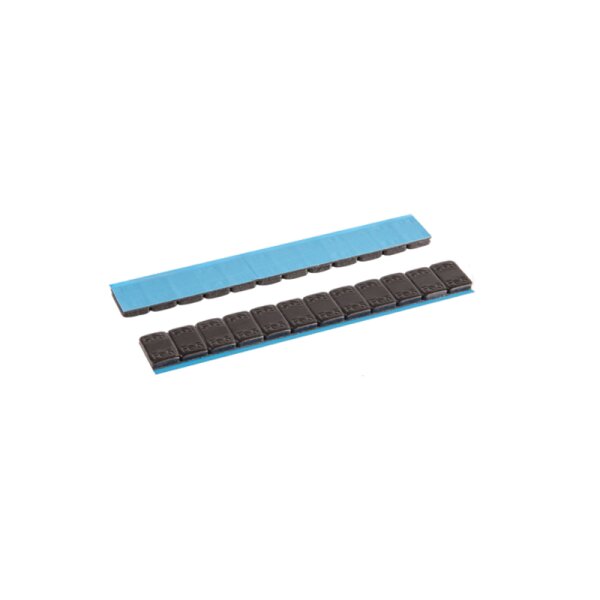 Das Bild zeigt zwei blaue Klebestreifen, auf denen jeweils zwölf kleine, quadratische, schwarze Gewichte befestigt sind. Die Gewichte sind nebeneinander angeordnet und tragen die Beschriftung „FG5“. Die Rückseite der blauen Klebestreifen ist mit einer abziehbaren Schutzfolie versehen, die bei einem der Streifen teilweise entfernt wurde und die Klebestreifen funktionsbereit macht. Die Objekte liegen auf einem weißen Hintergrund.